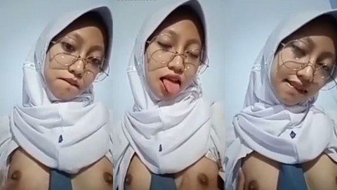 Bokep SMA jilbab kacamata PAP tete buat doi